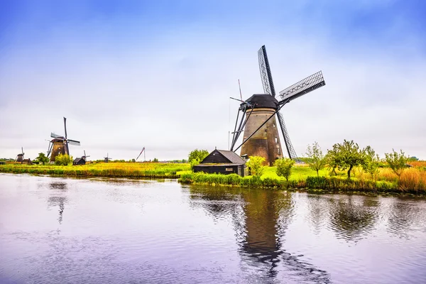 Molinos de viento y canal en Kinderdijk, Holanda o Países Bajos. UNESC — Foto de Stock