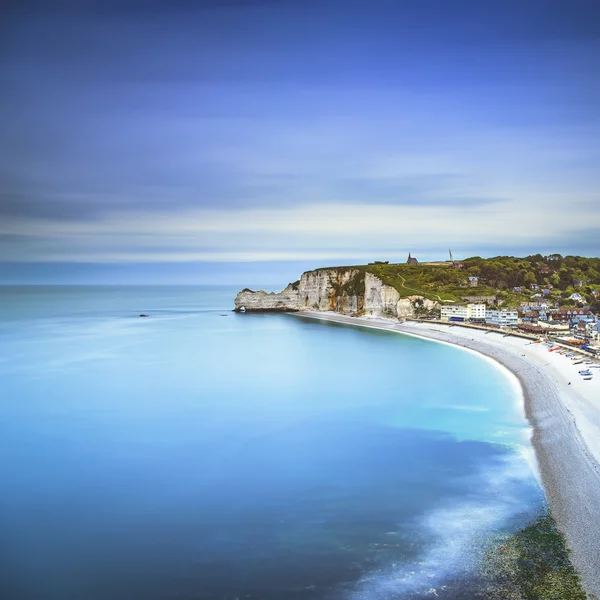 Etretat scogliera, rocce punto di riferimento e oceano. Normandia, Francia . — Foto Stock