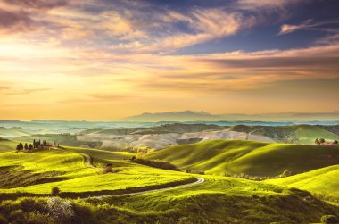 Tuscany Bahar, sunset bulvarında tepeler haddeleme. Kırsal manzara. Yeşil 