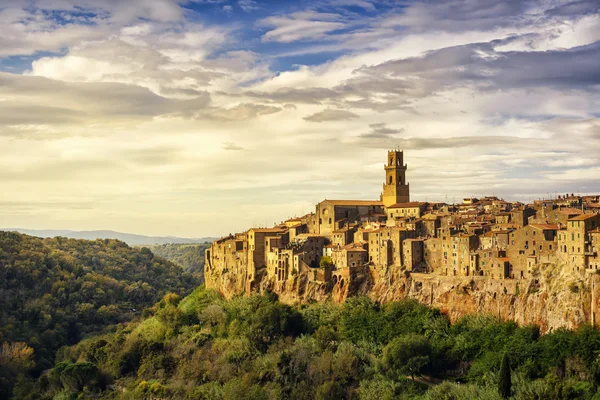 Toskania, pitigliano średniowiecznej panoramy krajobrazu. Włochy — Zdjęcie stockowe