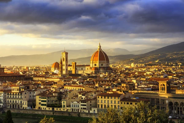 Florence of Firenze, kathedraal Duomo landmark. Zonsondergang uitzicht vanaf — Stockfoto