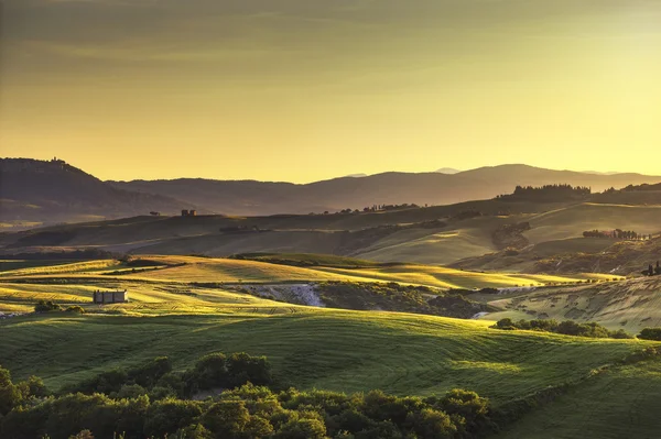 Tuscany wiosna, pagórków, na zachód słońca. Wiejski krajobraz. Zielony — Zdjęcie stockowe