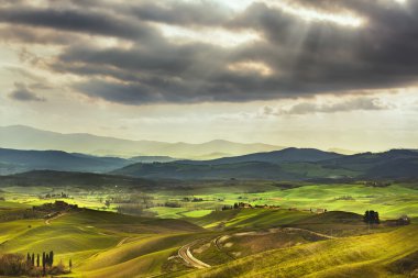 Tuscany Bahar, sunset bulvarında tepeler haddeleme. Kırsal manzara. Yeşil 