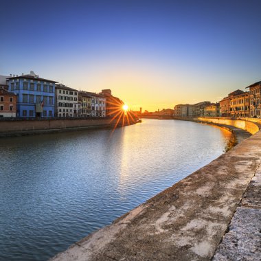 Pisa, Arno Nehri günbatımı. Lungarno görünümü. Toskana, İtalya