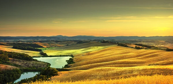 Toscana, paesaggio rurale al tramonto, Italia. Lago e campi verdi — Foto Stock