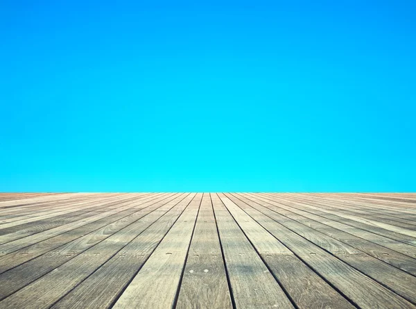 나무 판자 바닥 및 푸른 하늘입니다. 하단 보기 — 스톡 사진