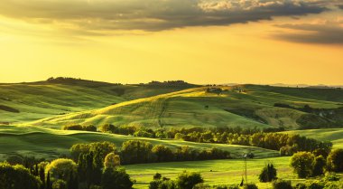 Tuscany Bahar, sunset bulvarında tepeler haddeleme. Kırsal manzara. Yeşil 