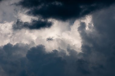 Yaz cumulus bulutları ve karanlık gökyüzü.