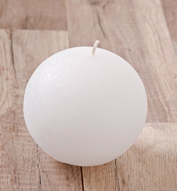 Eski ahşap zemin üzerine dekoratif mum