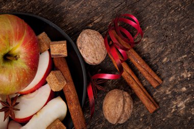 elma ve baharatlarla zemin eski ahşap tablo