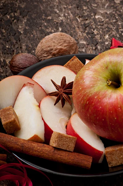 Apple a koření na pozadí staré dřevěné tabulky — Stock fotografie