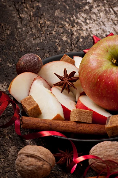 Apple en specerijen op een achtergrond van de oude houten tafel — Stockfoto