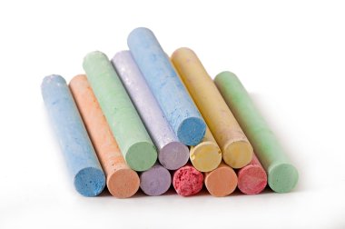 Beyaz arkaplanda izole edilmiş boya kalemleri