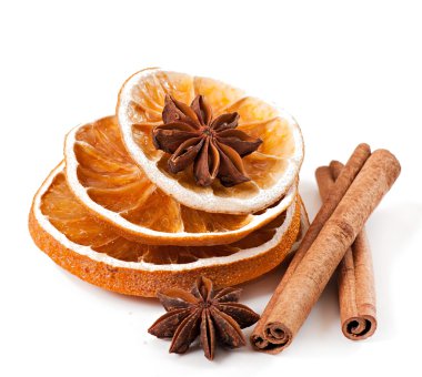 Beyaz arkaplanda izole edilmiş baharatlar