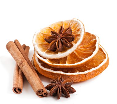 Beyaz arkaplanda izole edilmiş baharatlar