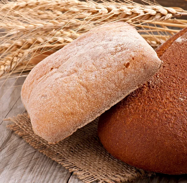 Frisches Brot auf Holzboden — Stockfoto