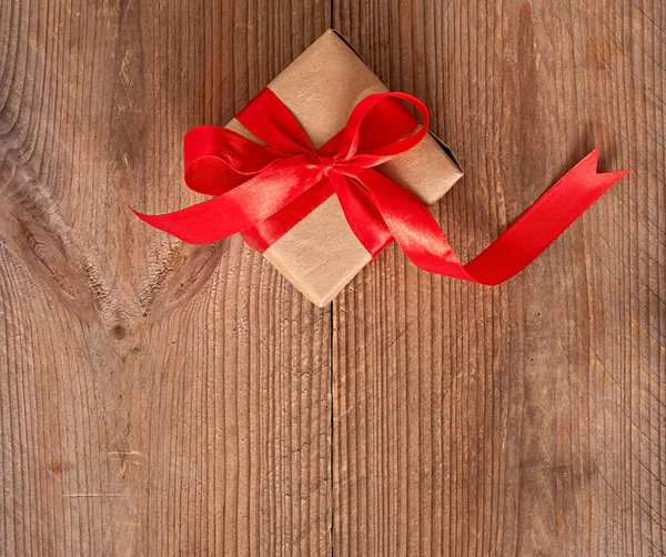 Gift, gift wrap, op de oude houten achtergrond — Stockfoto