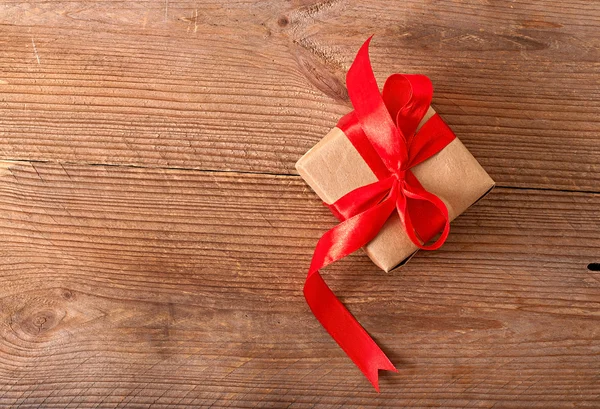 Gift, gift wrap, op de oude houten achtergrond — Stockfoto