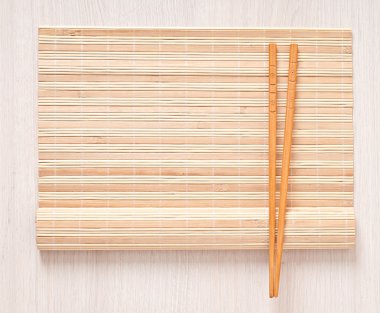 Sushi menü çubukları için suşi bambu peçete üzerinde