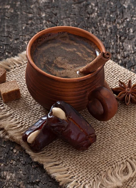 Aromalı kahve ve Doğu tarihleri — Stok fotoğraf