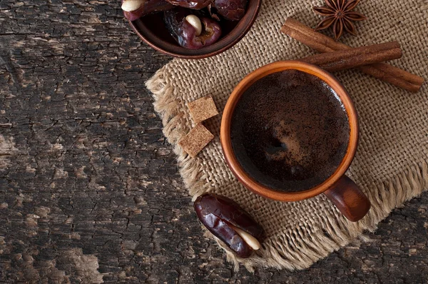 Aromatischer Kaffee und orientalische Datteln — Stockfoto