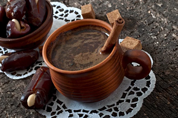 Aromatic coffee and eastern dates — Stock Photo, Image