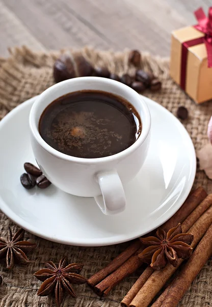 Kopje warme koffie en specerijen, een gift wrap — Stockfoto