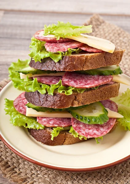 Sanduíche com queijo e salsichas de carne — Fotografia de Stock