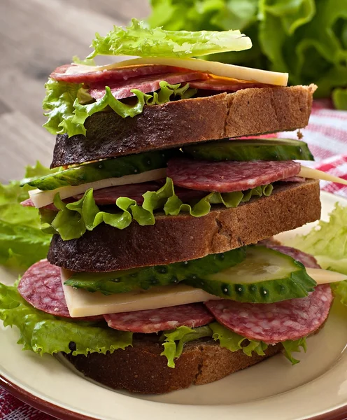 チーズと肉のソーセージのサンドイッチ — ストック写真
