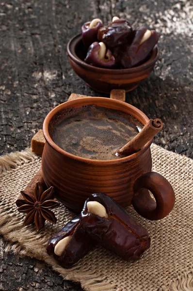 Café aromático y fechas orientales —  Fotos de Stock