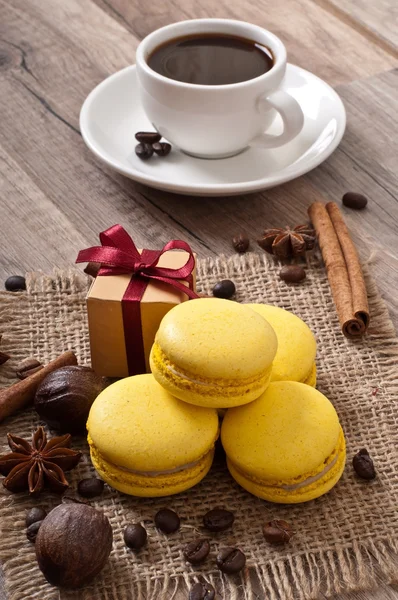 Cup of hot coffee macaroons — Stock Photo, Image