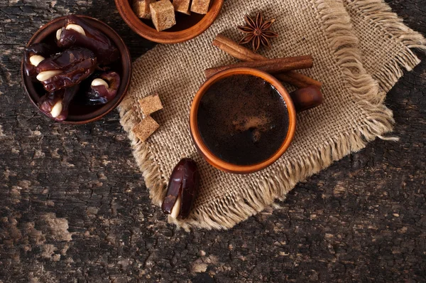 Caffè e date orientali su sfondo di legno antico — Foto Stock