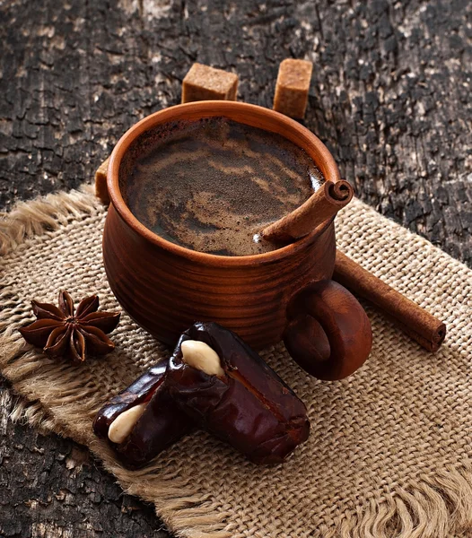 Caffè e date orientali su sfondo di legno antico — Foto Stock