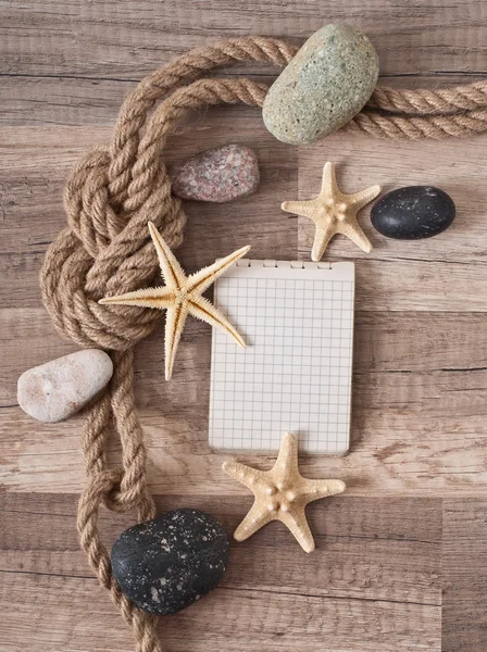 Papper, rep, sjöstjärna, havet stenar på den gamla trä bakgrunden — Stockfoto