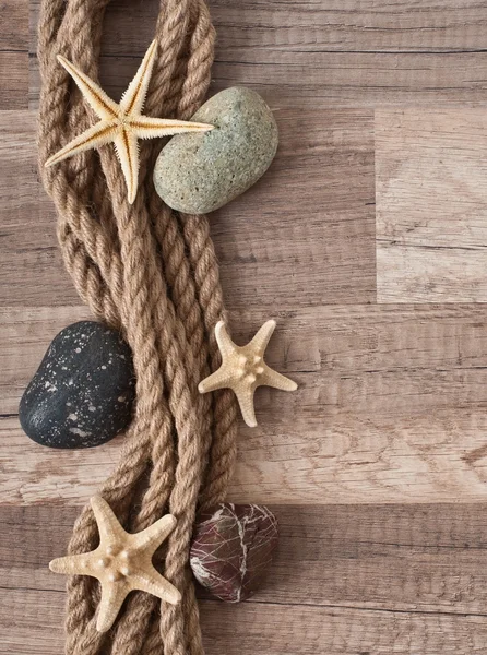 Rope, starfish, sea stones on the old wooden background — Stock Photo, Image