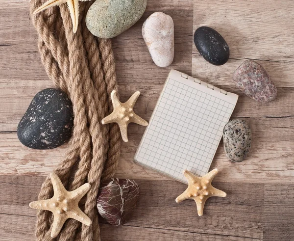 Papier, kabel, starfish, zee stenen op de oude houten achtergrond — Stockfoto