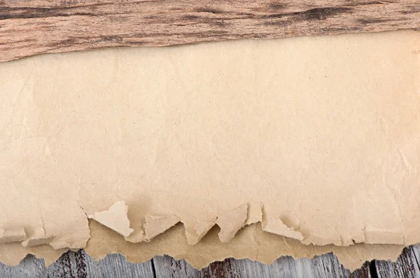 Papel viejo sobre un fondo de madera — Foto de Stock