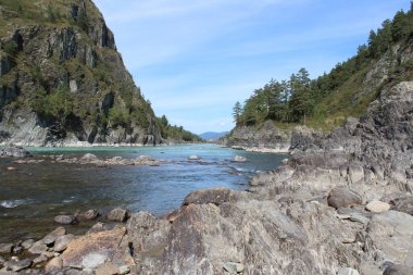 Yazın Katun Dağı manzaralı Altai Dağları 'ndaki Chemal.