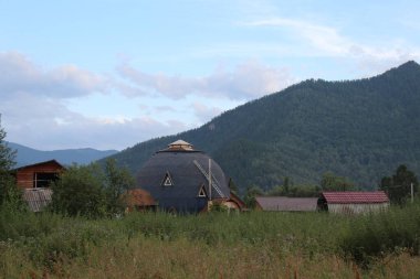 Dağlarda turistler için geniş altıgen bir evi olan kırsal alan.