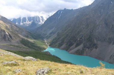 Orta Shavlinskoe Gölü 'ndeki gözlem güvertesinin üst görüntüsü.