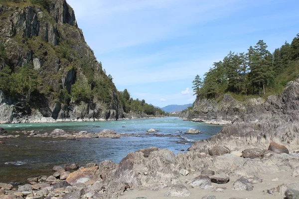 Yazın Katun Dağı manzaralı Altai Dağları 'ndaki Chemal.