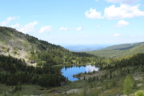 Altai Dağlarındaki Karakol Gölleri 'nin panoramik üst görüntüsü