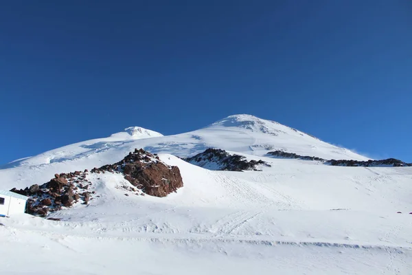 Avrupa 'nın en yüksek dağının çift başlı zirvesi Elbrus