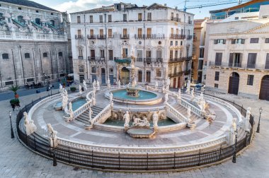 Panoramik Piazza Pretoria ya da Piazza della Vergogna, soluk