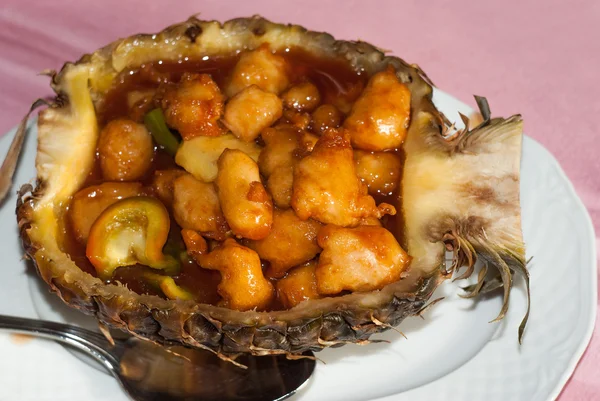 Pollo chino dulce y salsa agria dentro de la piña —  Fotos de Stock
