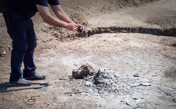 Man taking  photo at Mud Volcanoes in Sicily. Nature reserve Mac — Stock Photo, Image