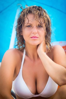 Güneş şemsiyesi altında beyaz bikinili güzel kız