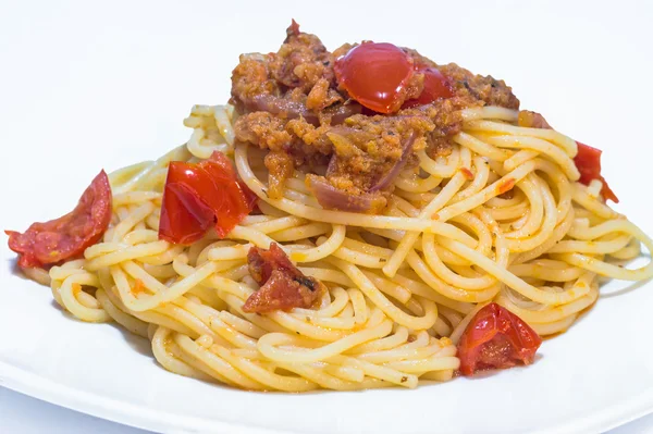 Espaguete colorido com tomate cereja e molho de pimentão — Fotografia de Stock