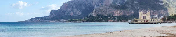 Panoramatický pohled Mondello pláže v Palermo, Sicílie — Stock fotografie