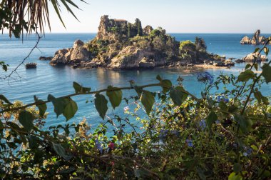 Taormina, Sicilya içinde Isola Bella plajının görünümü